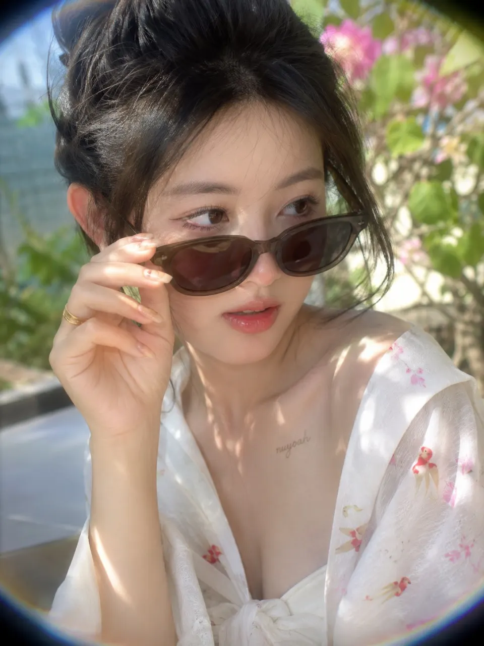 花间墨镜少女