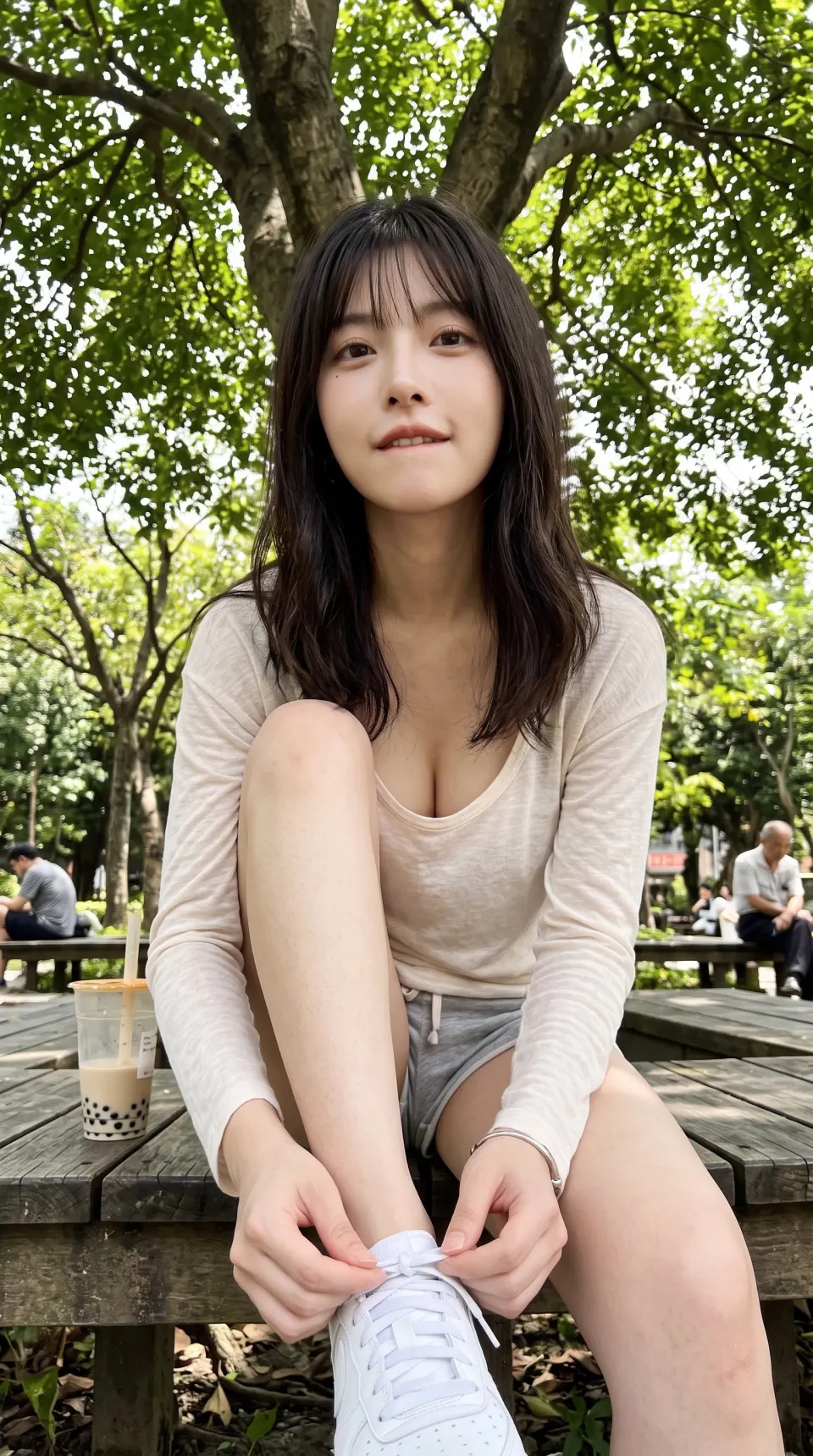 树下坐姿与运动鞋