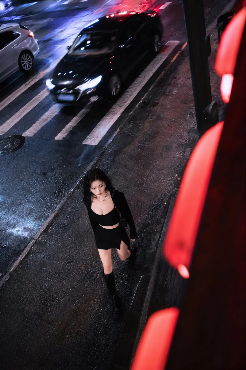雨夜街头黑衣少女