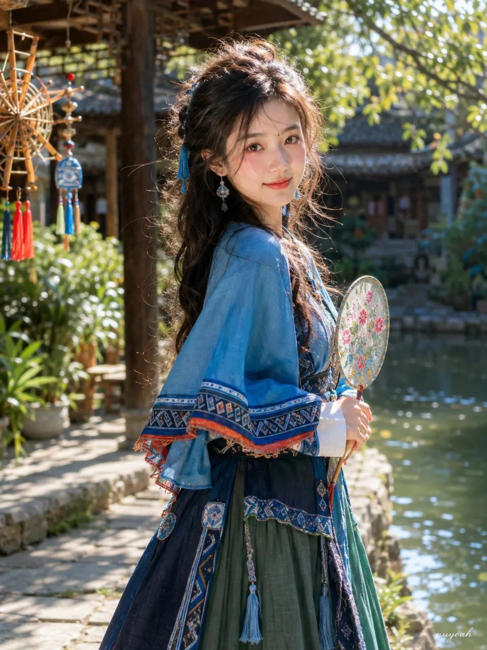 蓝衣民族风少女园林持扇