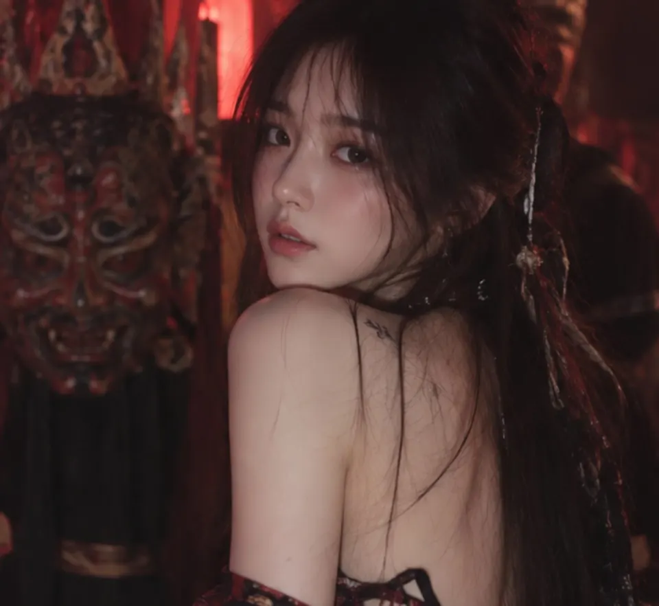 红幕后望