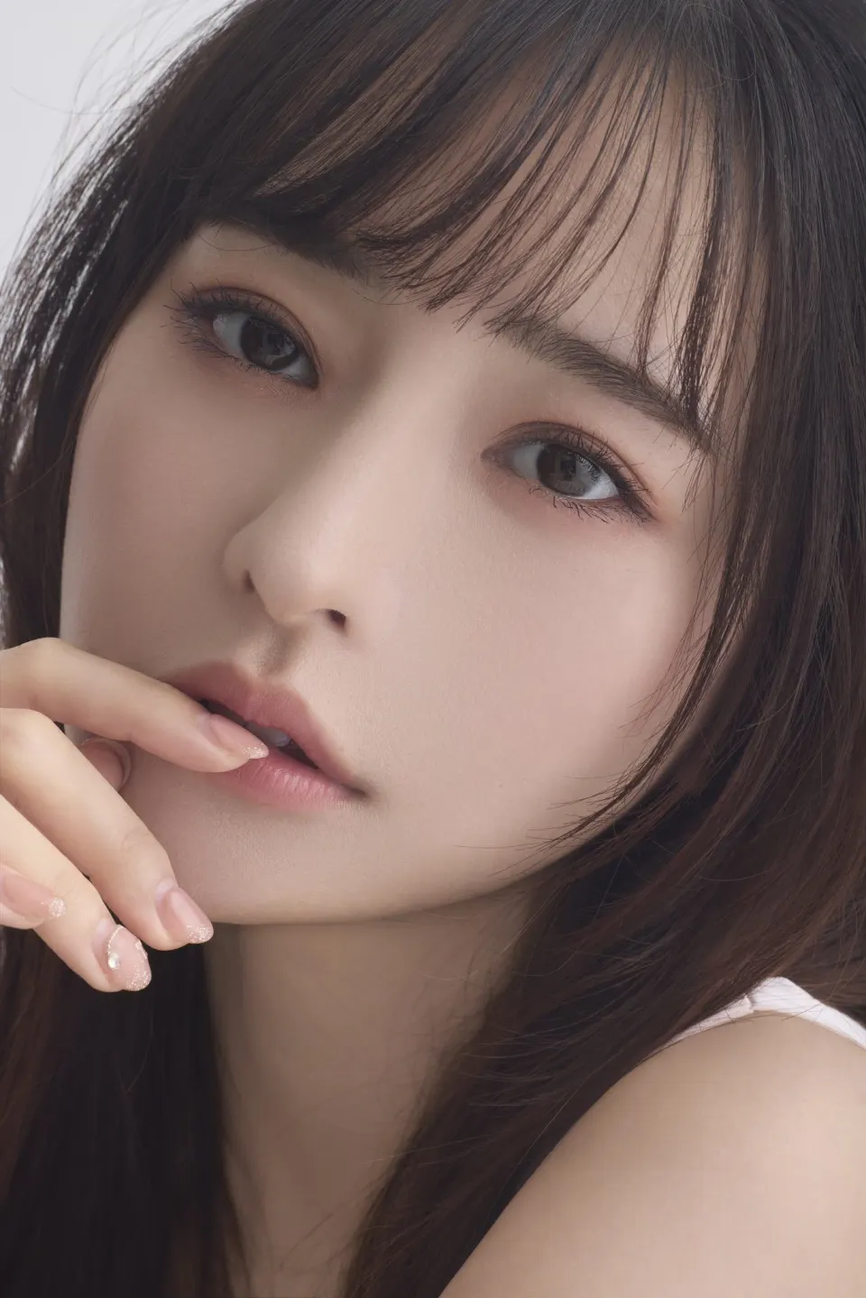 红光侧脸女性角色
