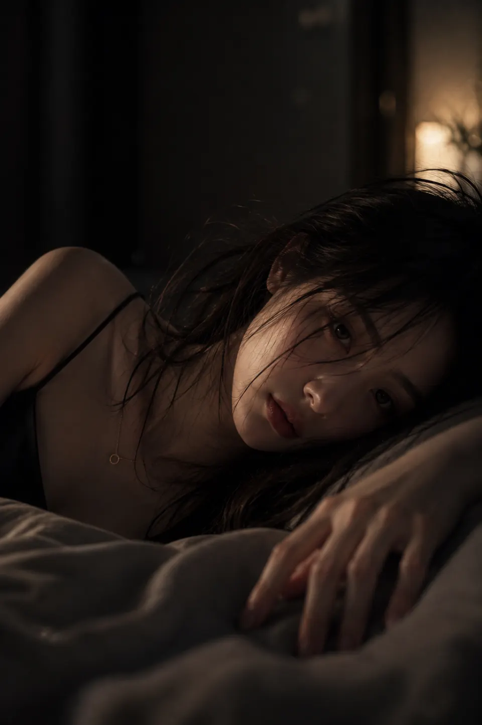 暗光卧床女性肖像