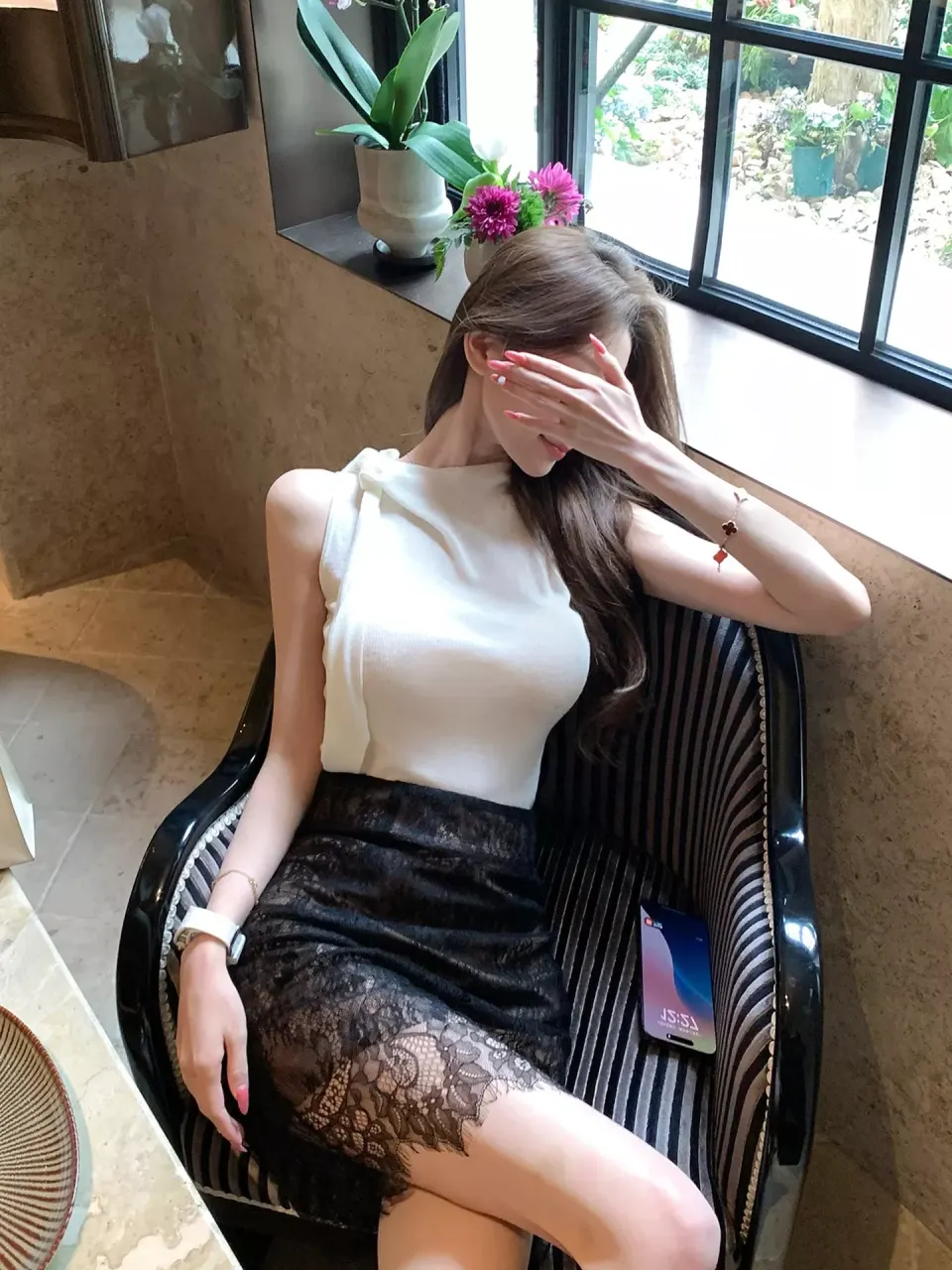 窗边蕾丝裙装时尚人像