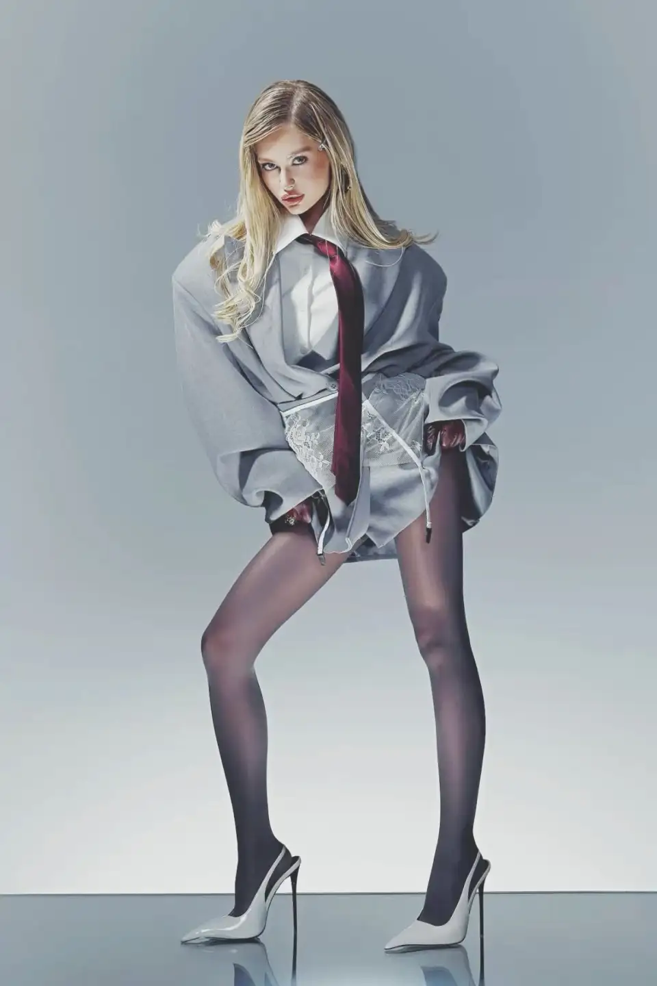 灰白廓形少女