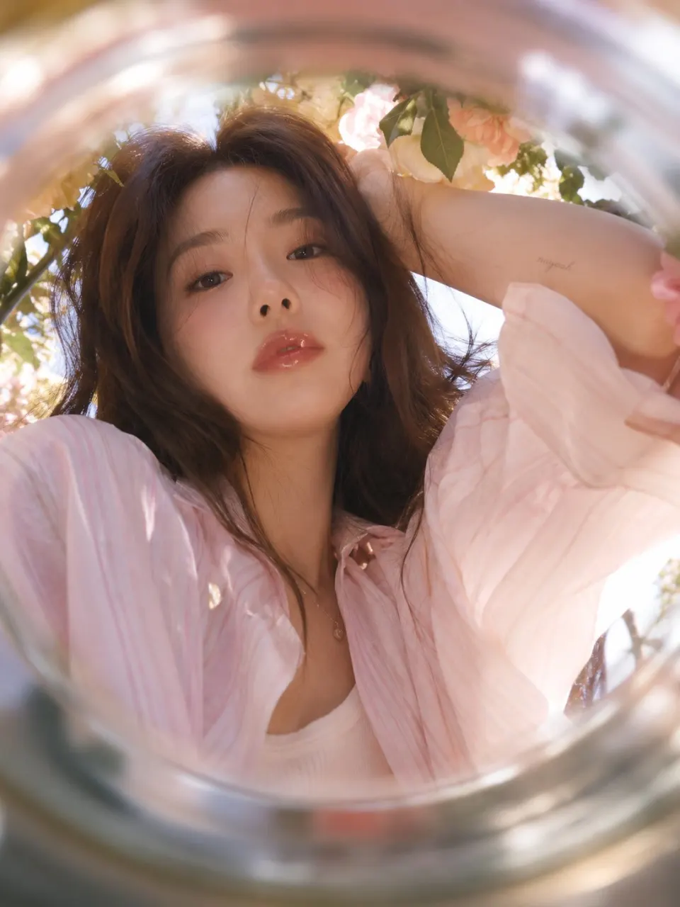 花丛下的粉色衬衫少女
