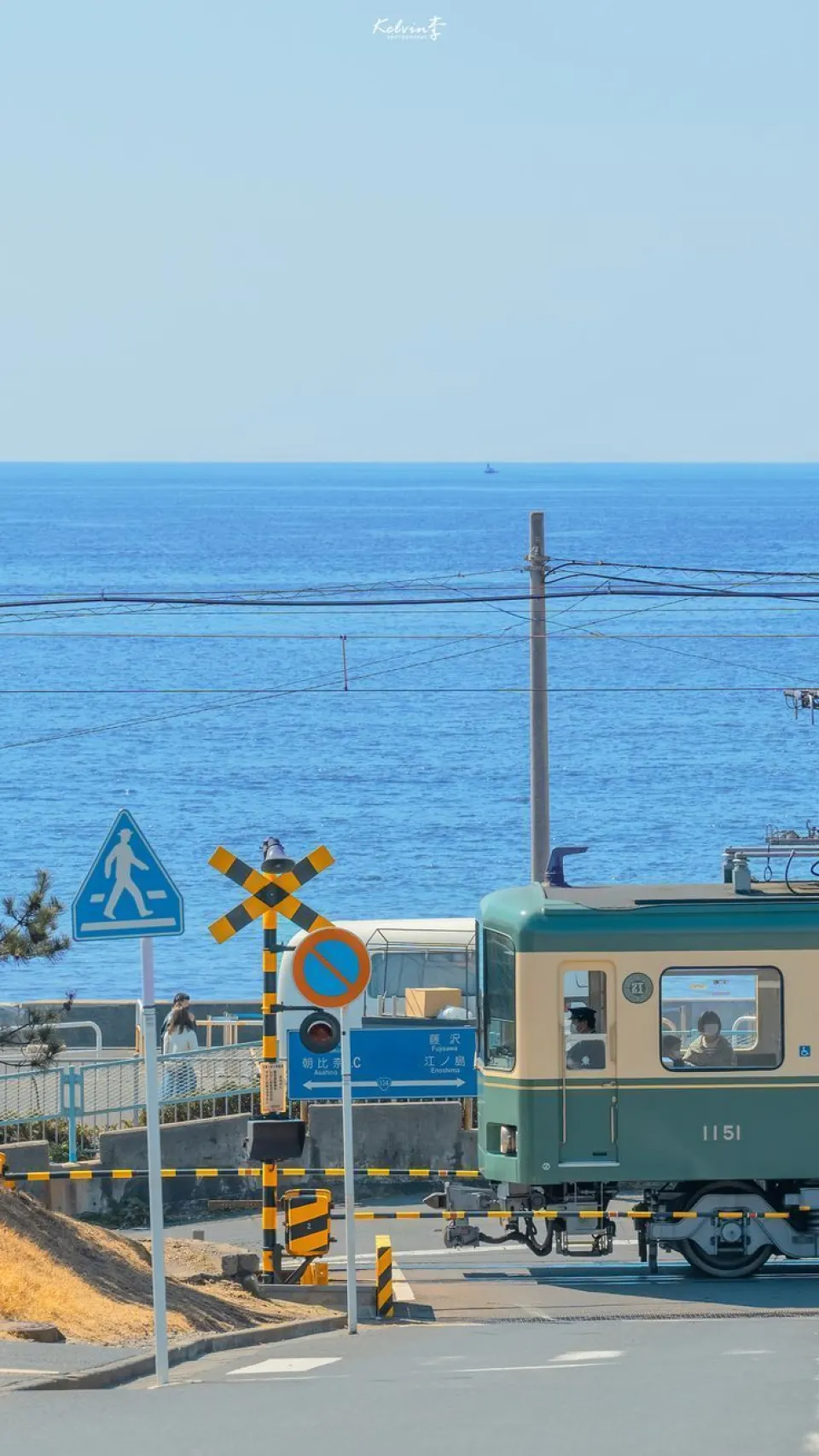 镰仓海岸边的绿色电车