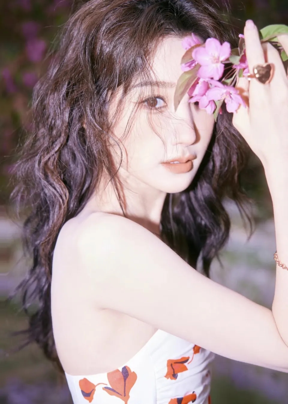 花影间的女性肖像