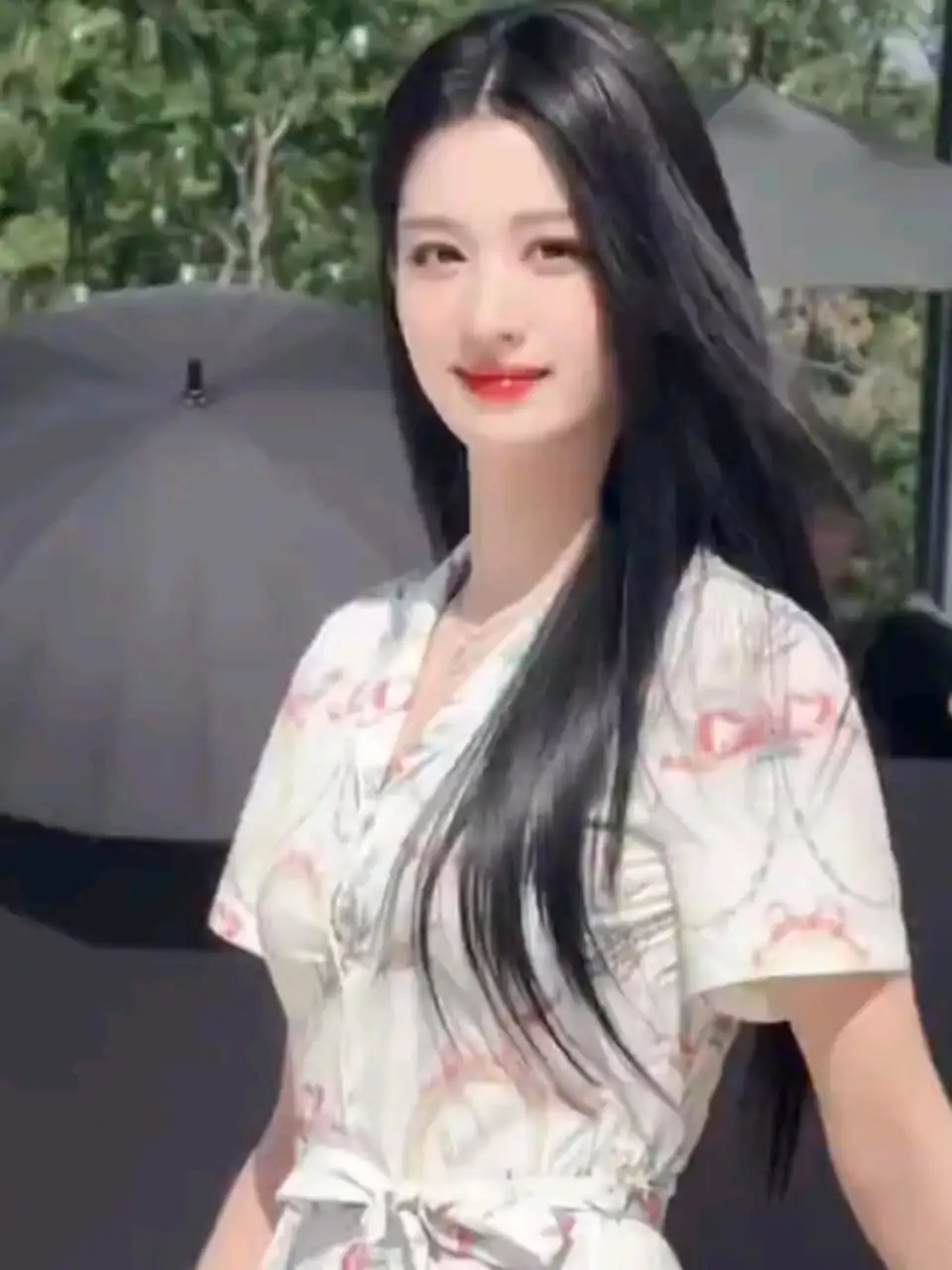 户外碎花裙长发少女