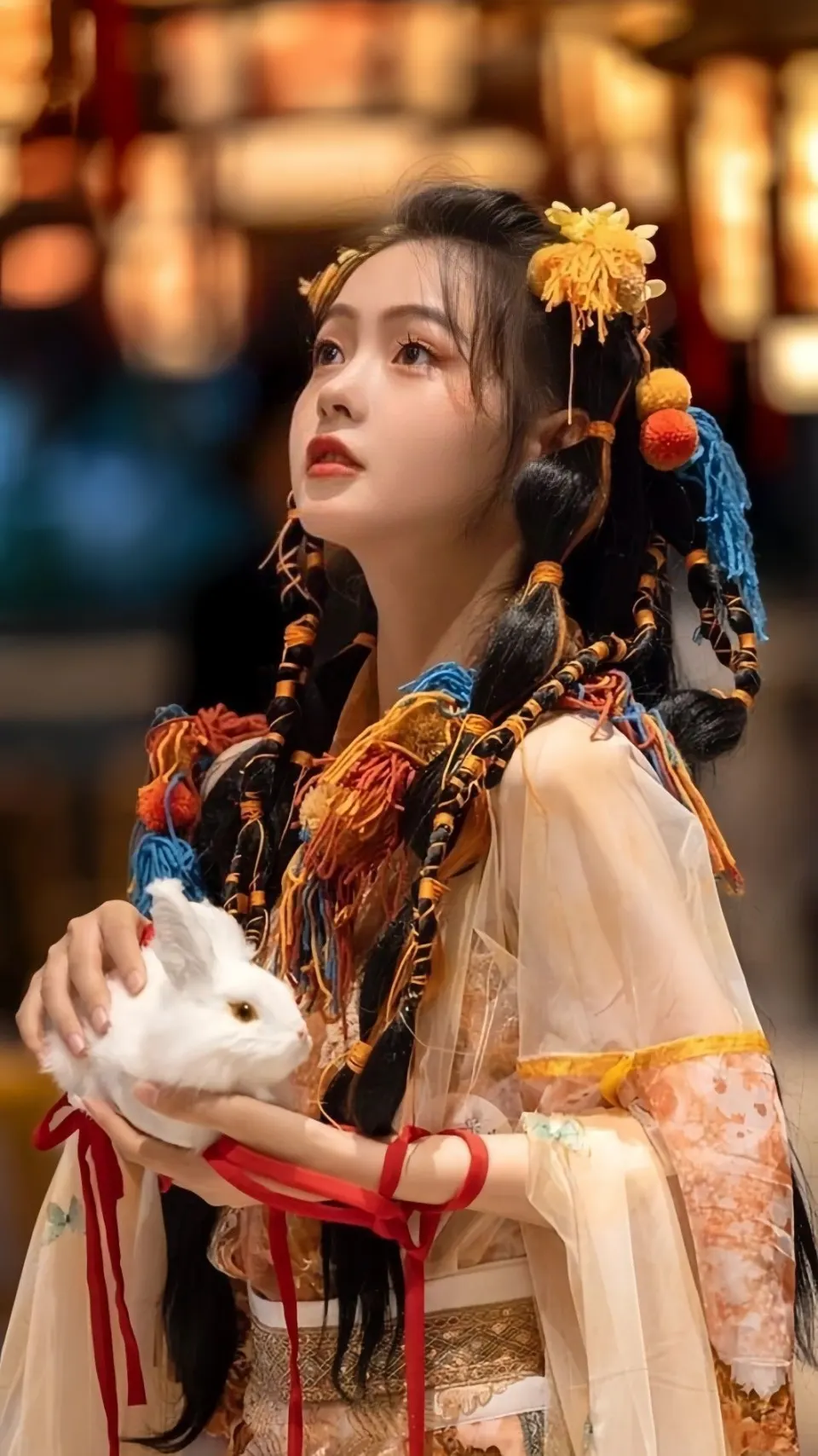 彩绳编发抱兔古风少女