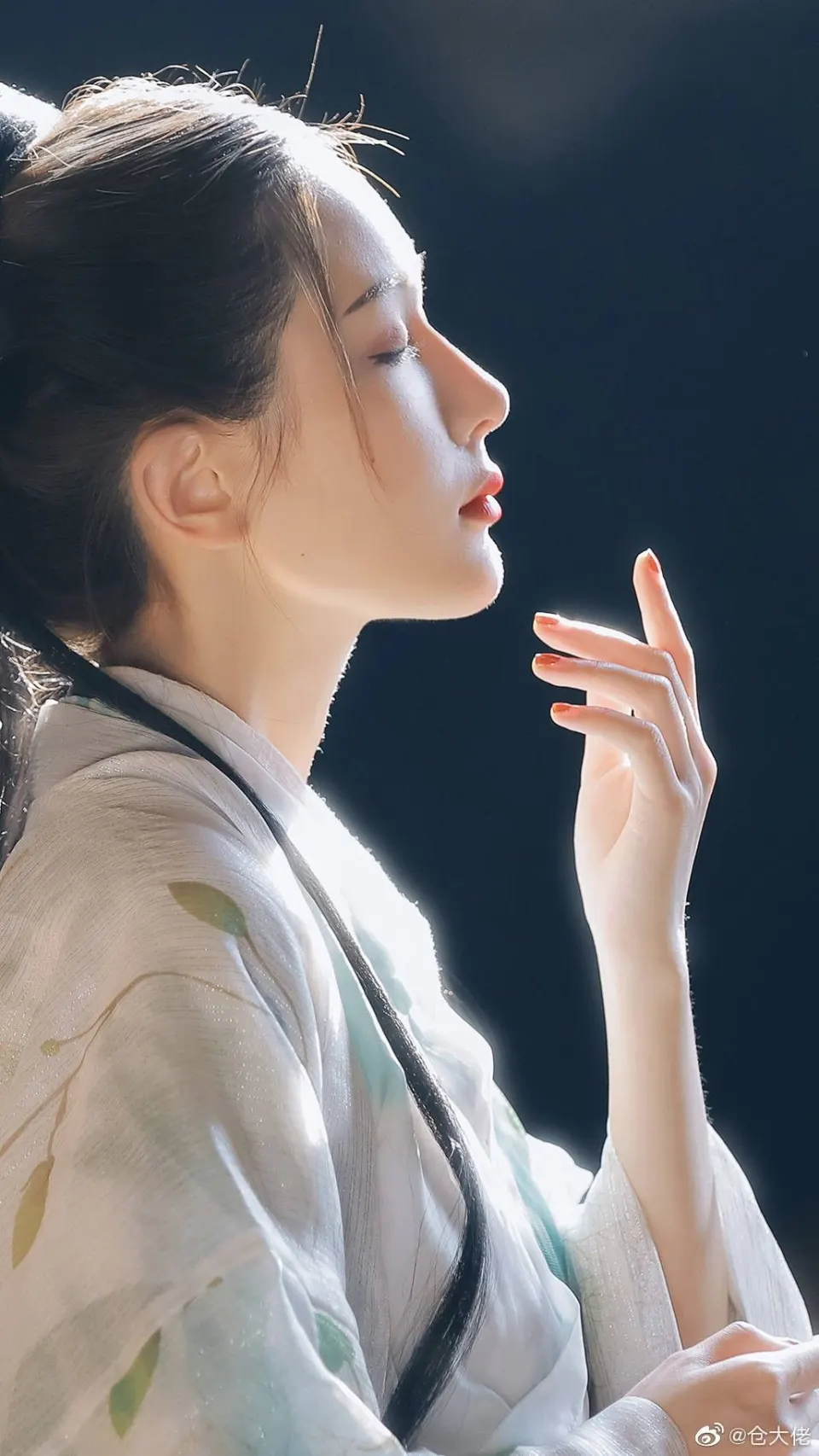 逆光下的古风侧颜