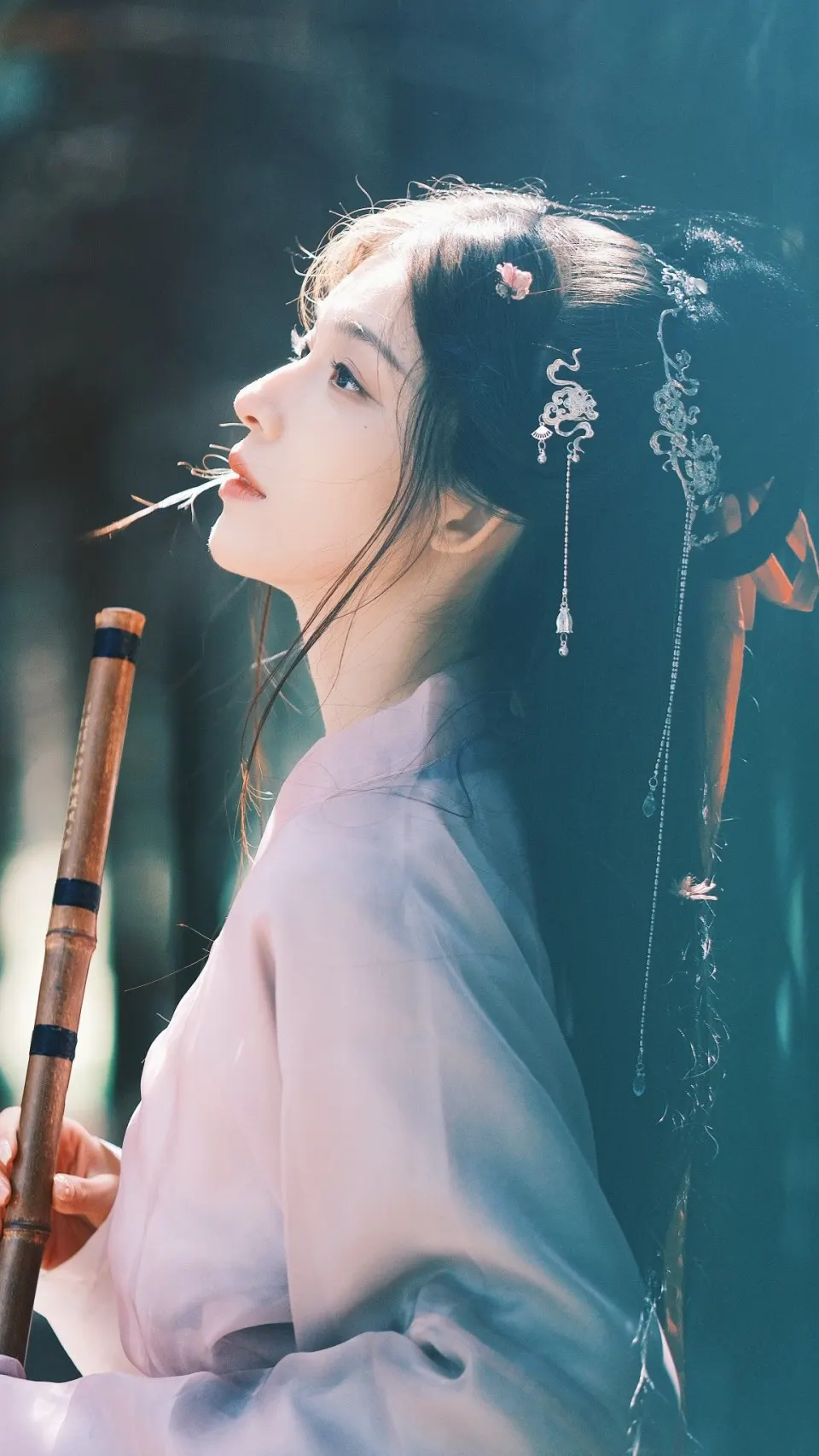 竹林持箫古风少女