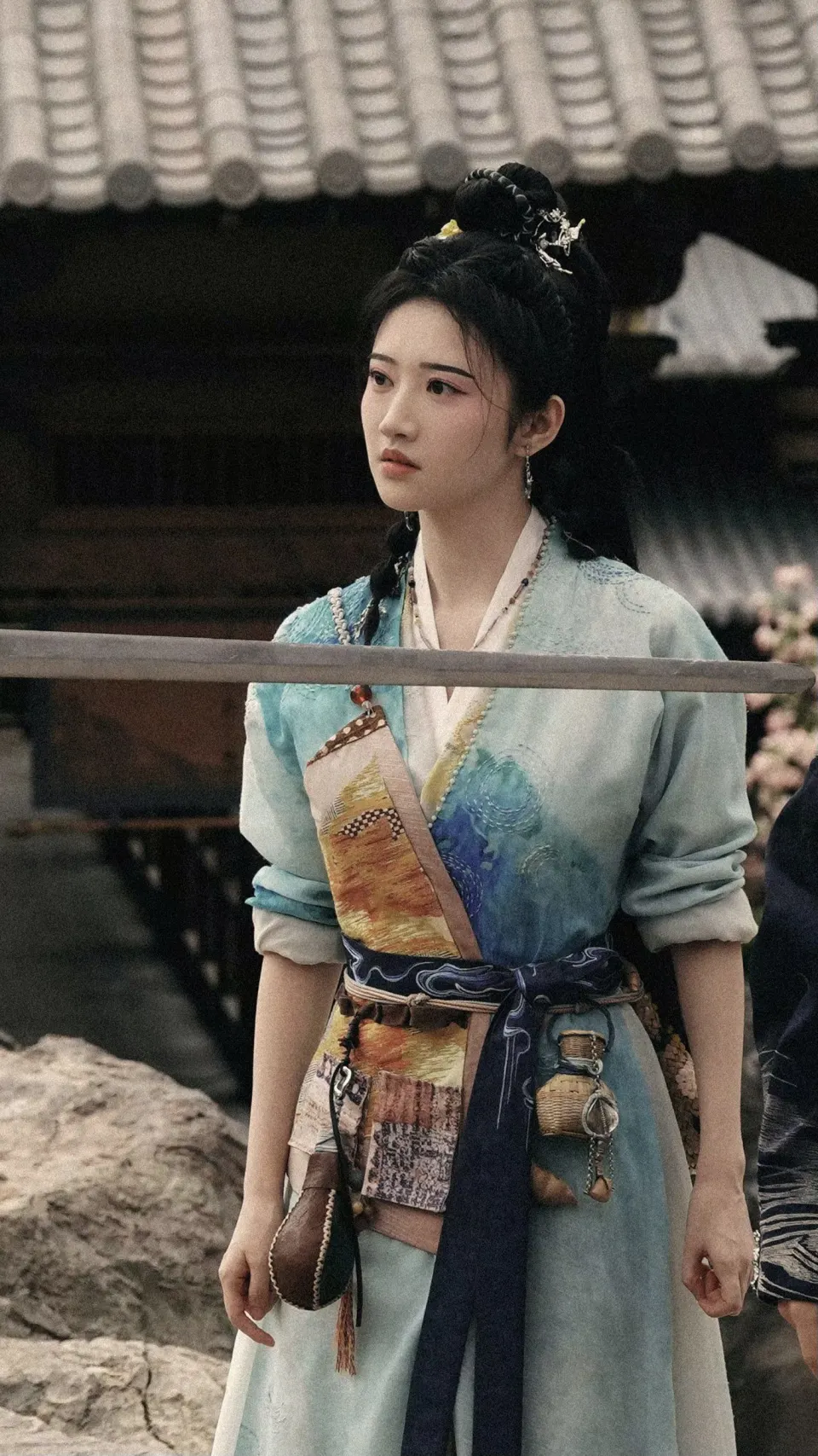 青衣侠女庭院伫立