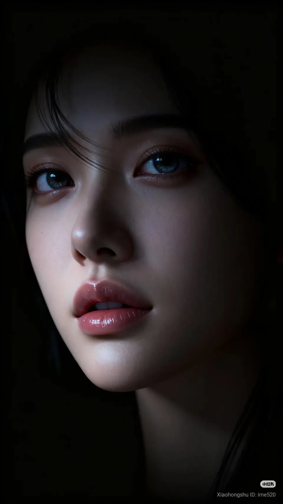 蓝眼睛暗光女性特写