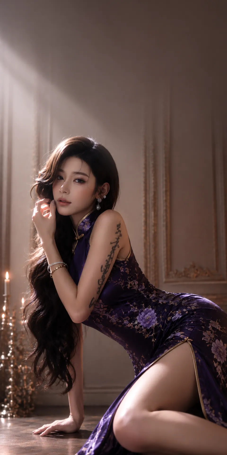 烛光中的紫色花纹旗袍女性