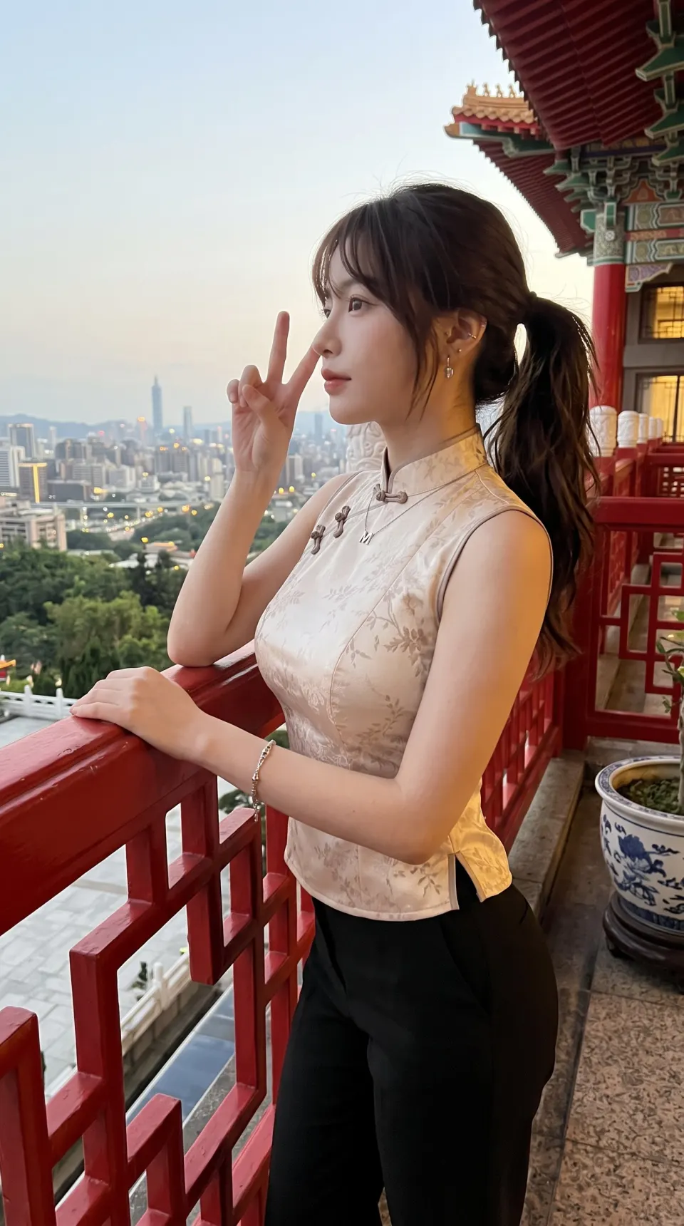 红金阳台上的旗袍侧影
