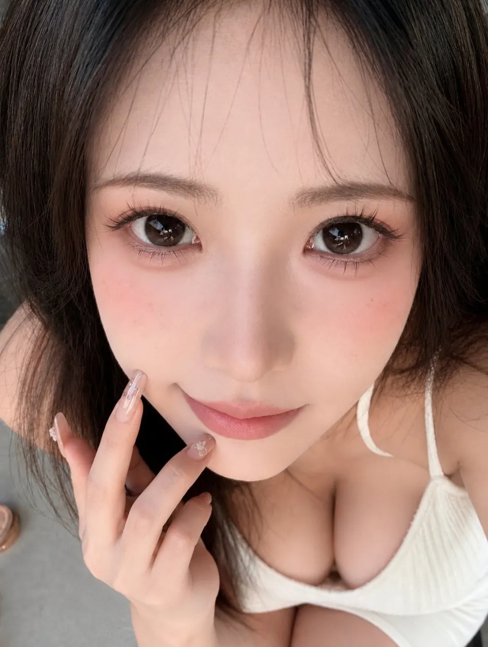 白色吊带衣的面部特写