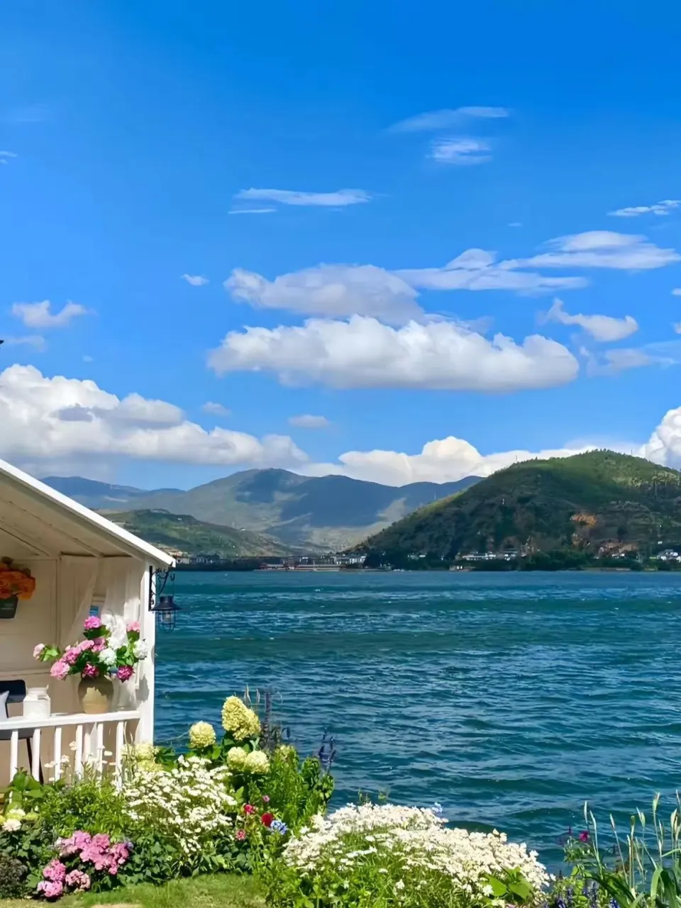 湖畔花园与群山晴空