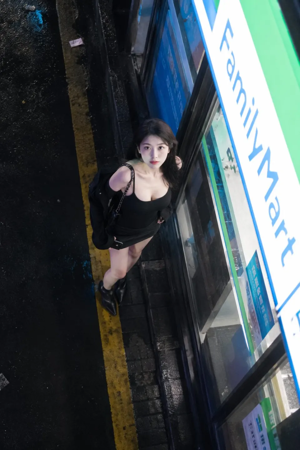 便利店外夜景俯拍
