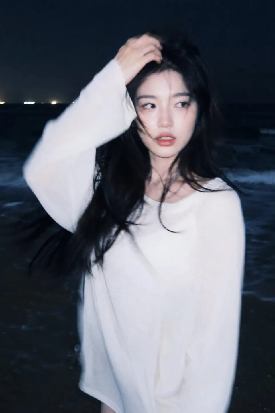 夜色海边白衣少女