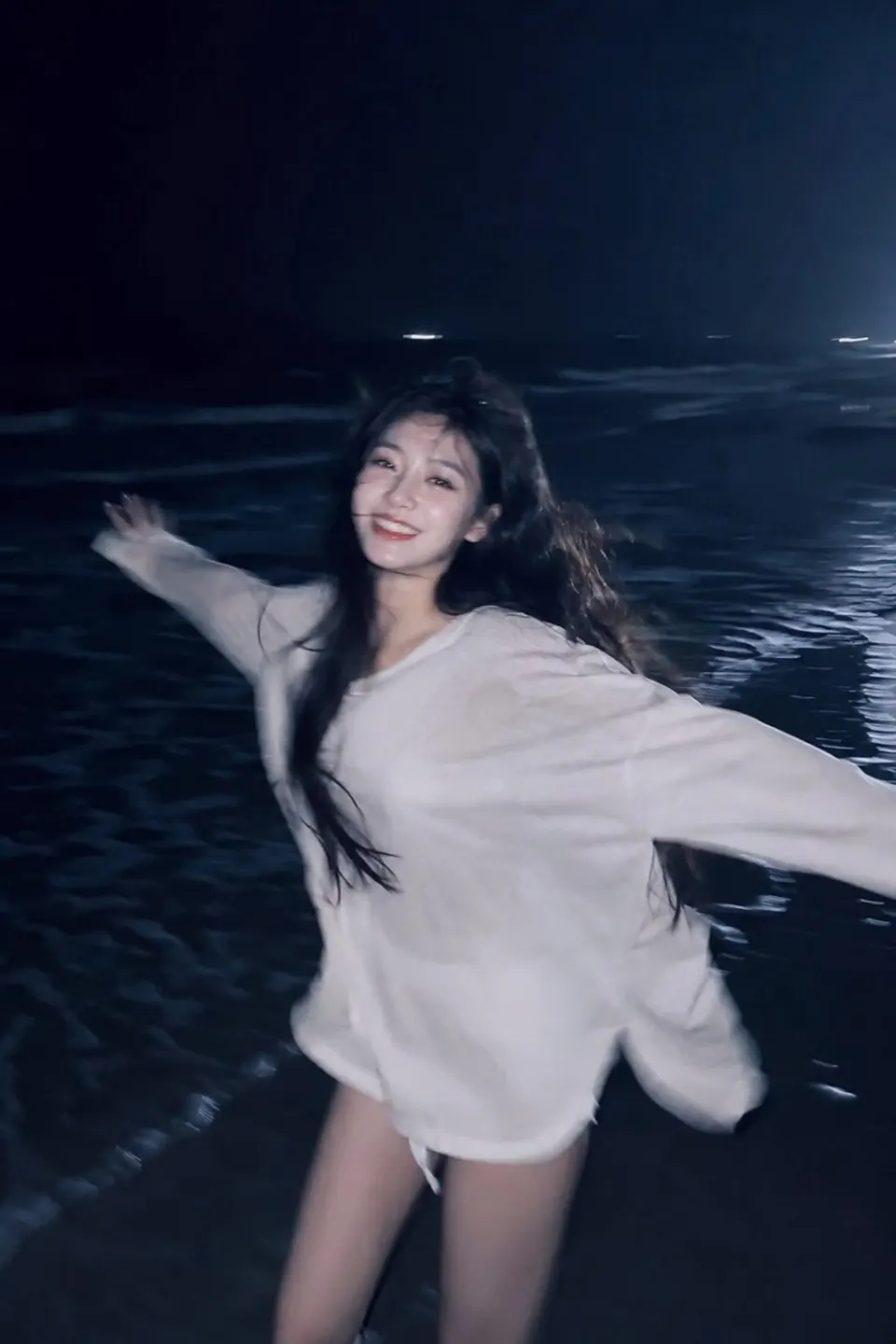 夜色海边白衣少女