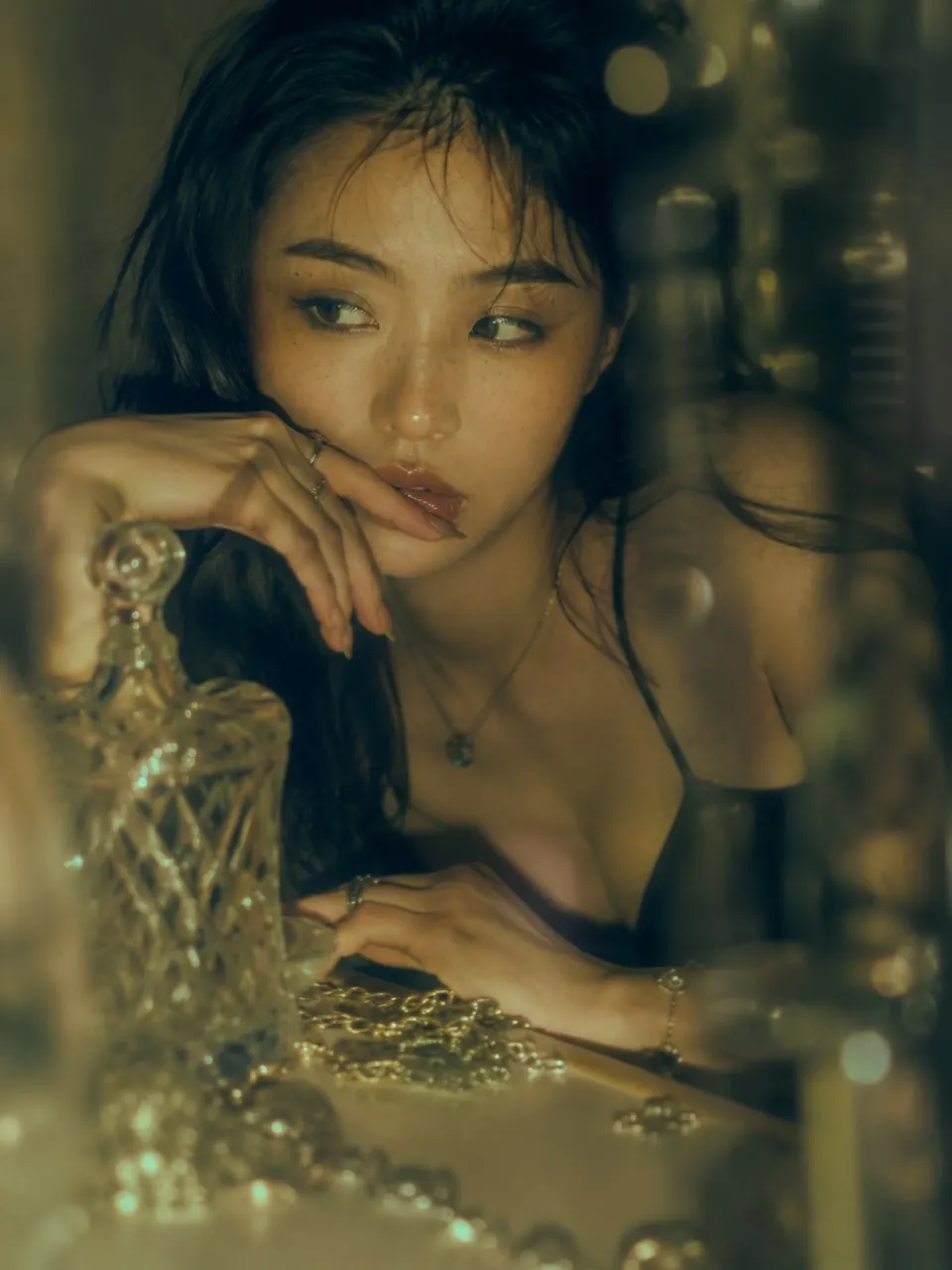 复古梳妆台前的沉思少女