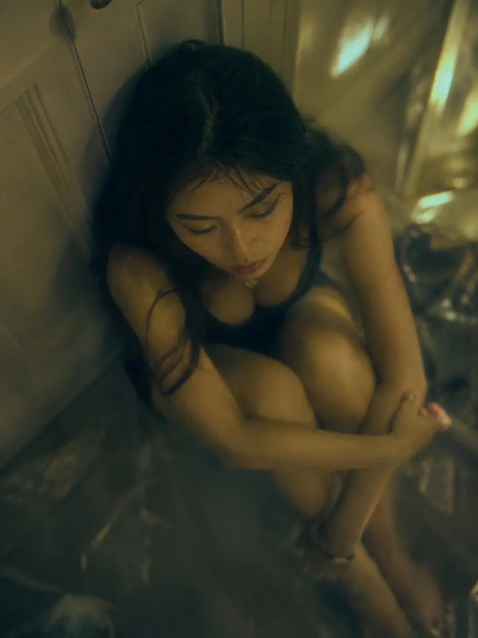 角落里的沉思少女