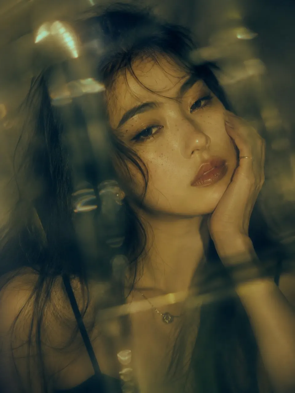 光影斑驳下的窗边少女