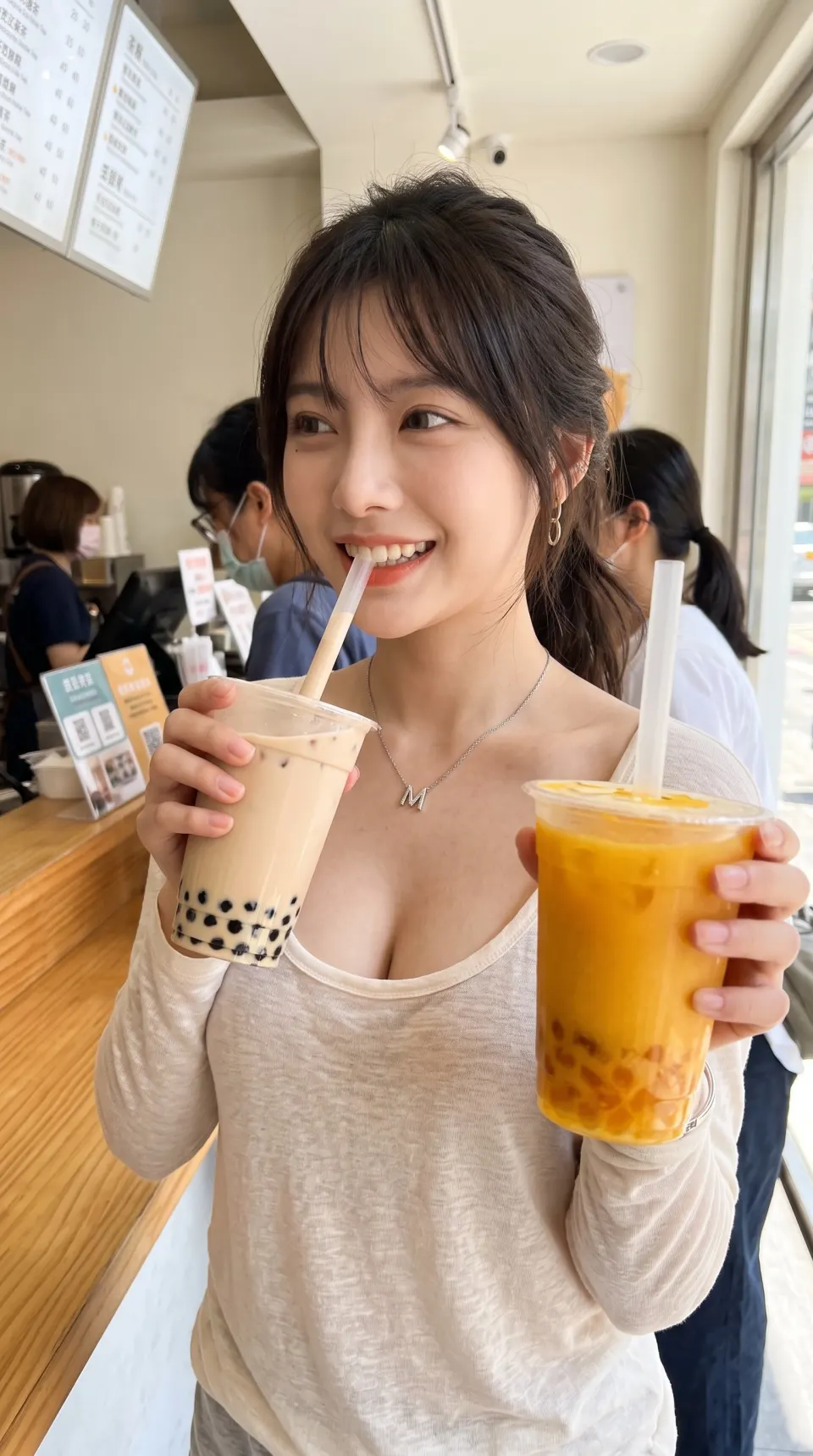 咖啡店里的双杯饮品