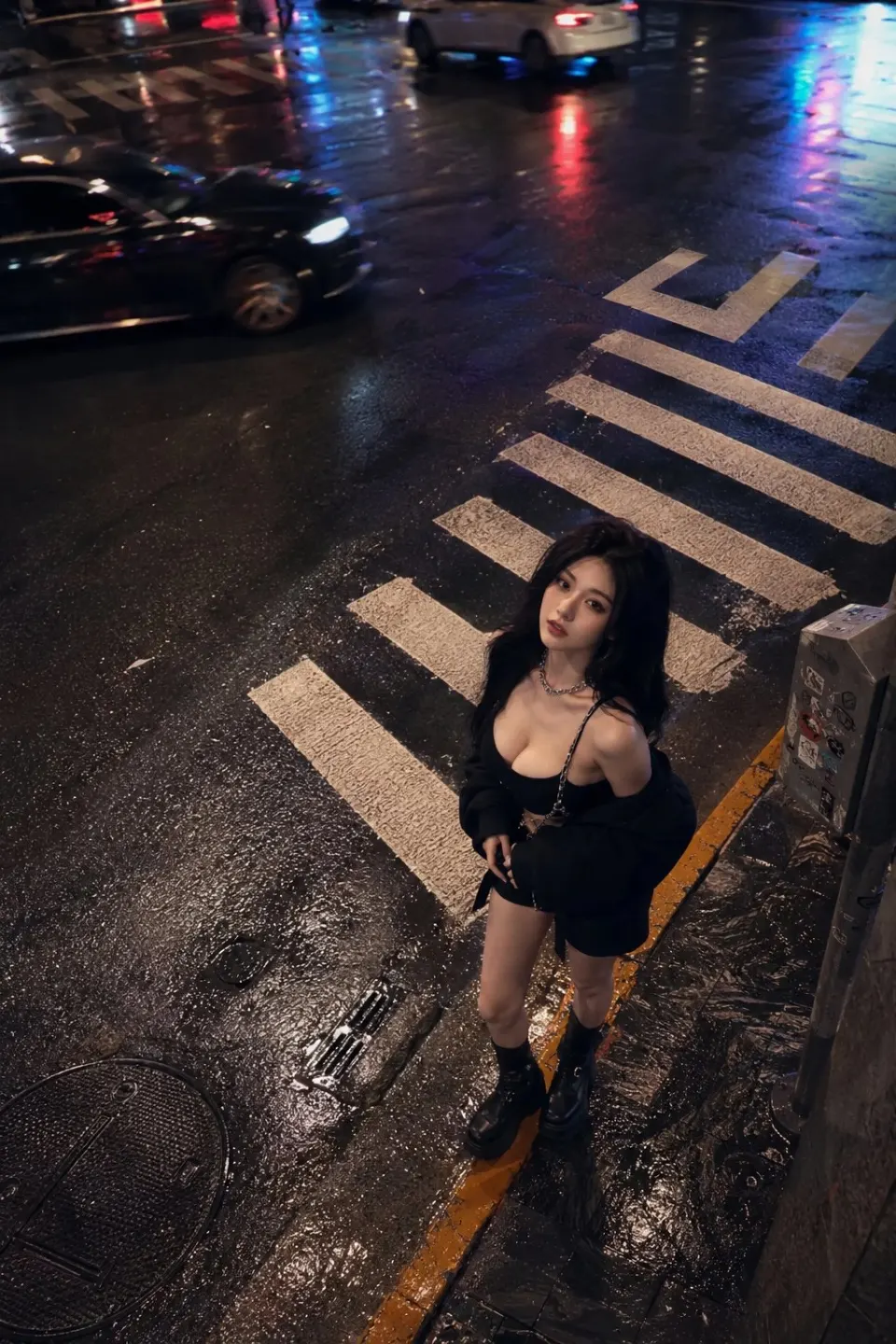 雨夜街头黑衣少女