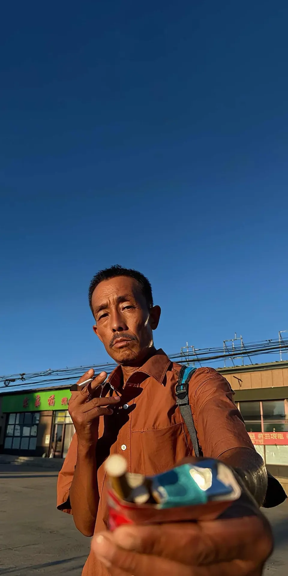 蓝天下的自拍肖像